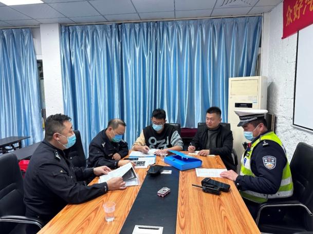 小微型客車租賃企業(yè)交警聯(lián)合交通部門(mén)加強(qiáng)檢查指導(dǎo)02形成更大工作合力